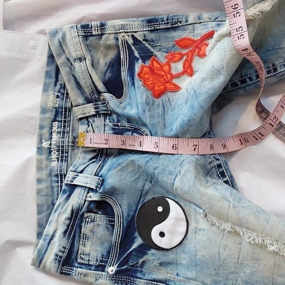 Almost Famous- Light WASH Distressed Jeans Patches Edgy Funky Sz.3 - Picture 6 of 8